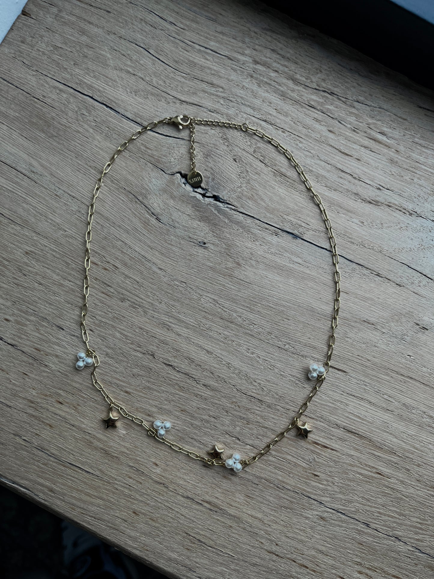 SCHAKELKETTING MET BEDELS GOUD