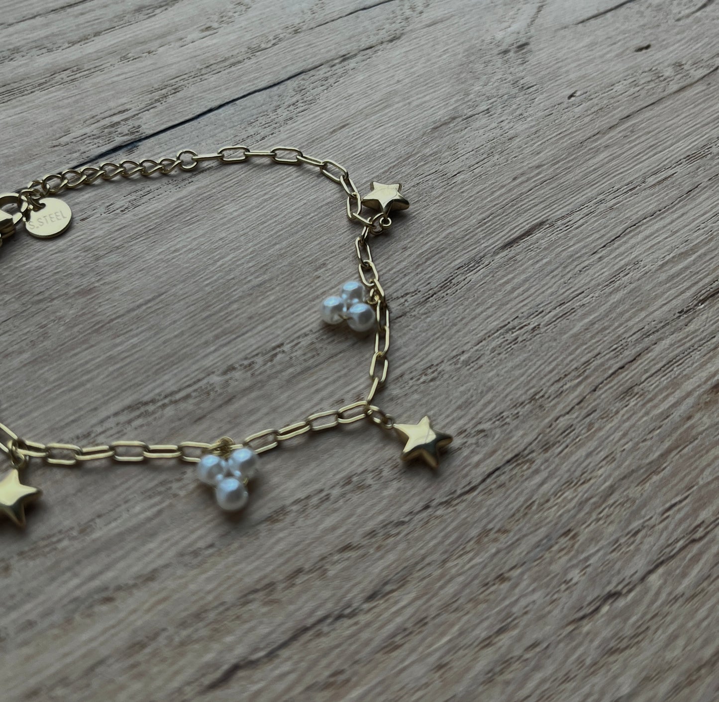 SCHAKELARMBAND MET BEDELS GOUD