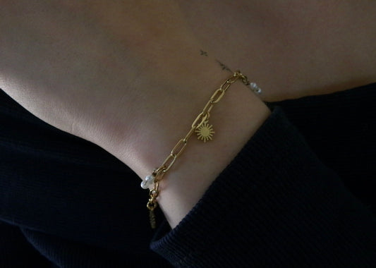 SCHAKELARMBAND MET BEDELS GOUD