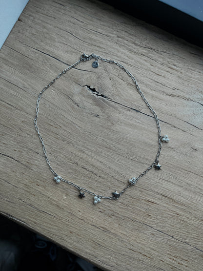 SCHAKELKETTING MET BEDELS ZILVER